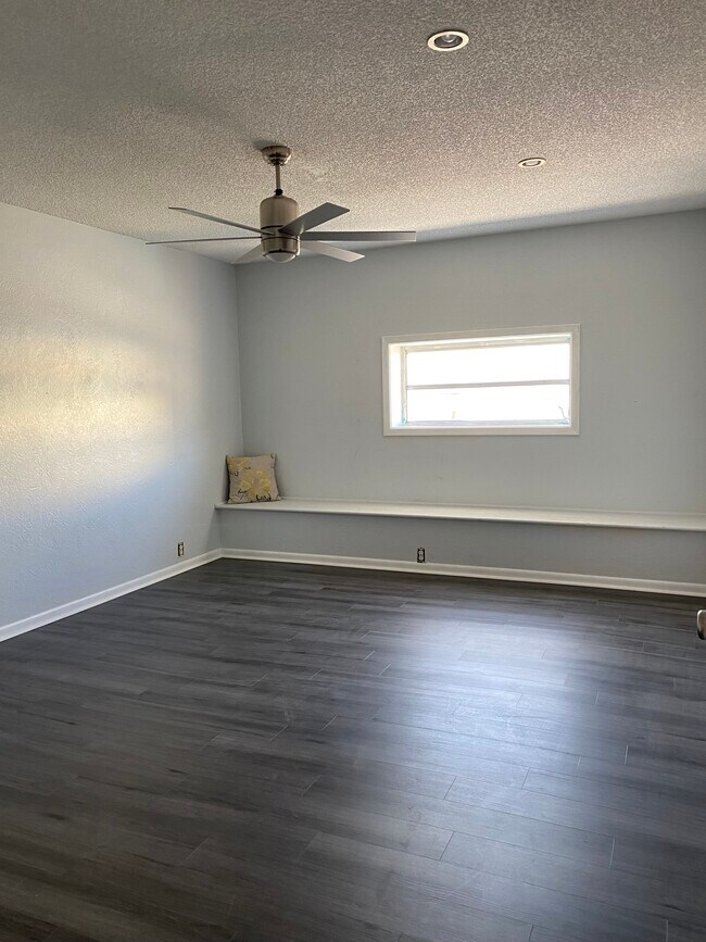 spare room - 120 N Woodland Blvd