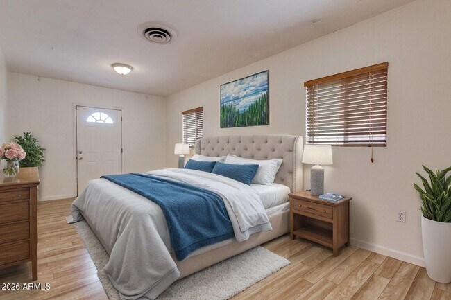 Building Photo - 1308 W 6th St