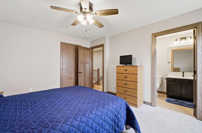 Building Photo - 557 Cannondale Ave