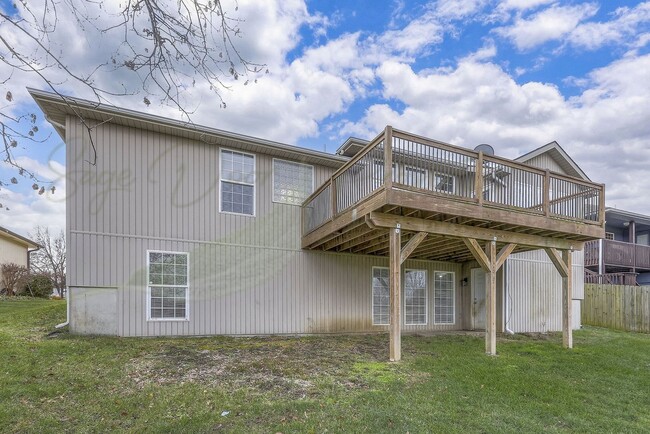 Building Photo - STUNNING GRAIN VALLEY HOME!!!