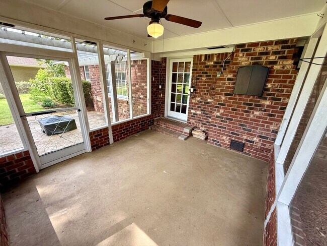 Building Photo - 4 Bedroom Brick Home in Alice Drive Area!