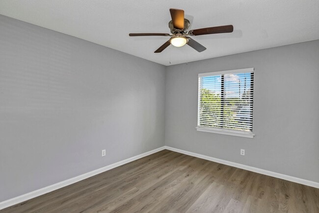 Building Photo - Walkable Downtown Lexington Living in Shadow Moss | Ground-Floor 2BR Retreat - Water sewer & tras...