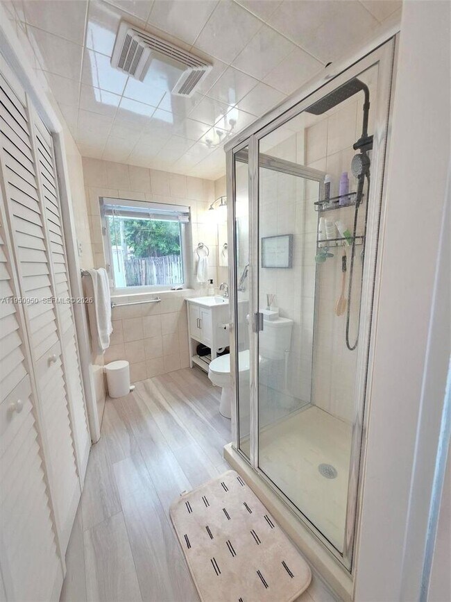 Building Photo - 250 NE 42nd St