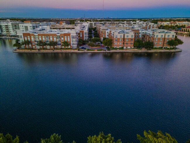 Building Photo - 800 Lake Carolyn Pkwy