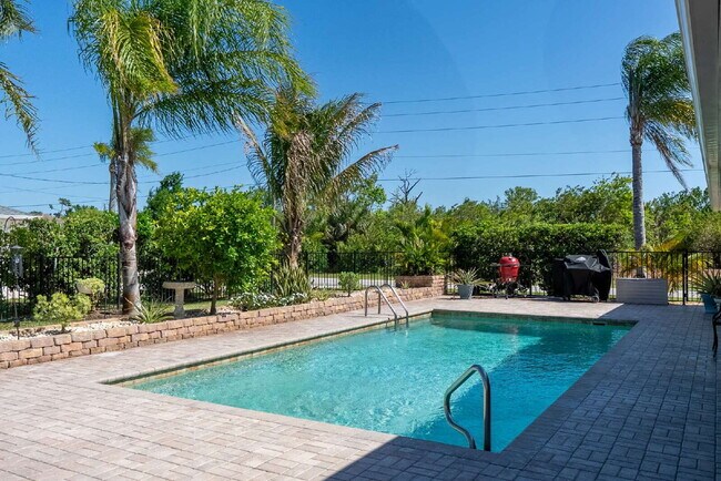 Building Photo - "Spacious 3-Bed Sanctuary with 3.5 Baths in Charming Port Charlotte!"