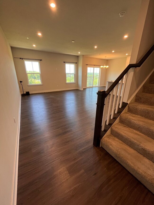 Building Photo - 437 Greenwood Dr