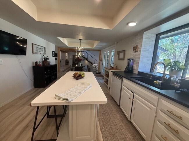 Building Photo - 1925 Bunting Ct