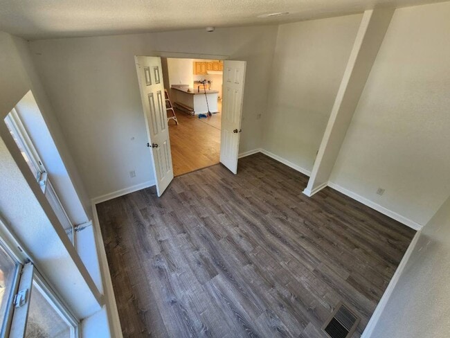 Building Photo - Charming 3 Bedroom + Den Home with Open Floor Plan, pet friendly,  garden area.