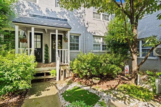 Building Photo - Downtown Townhouse Available 1 Nov 25!