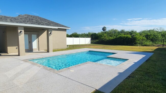 Building Photo - 157 Torrey Pines Dr