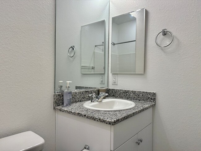 Building Photo - Beautiful 3bd/3bath home