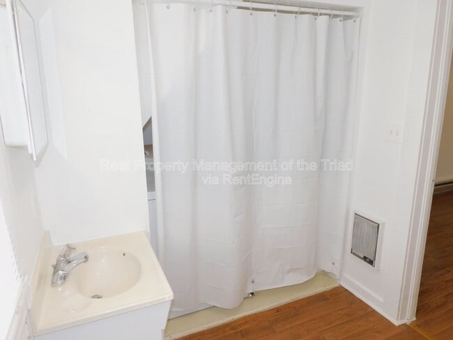 Building Photo - 810 Brent St SW