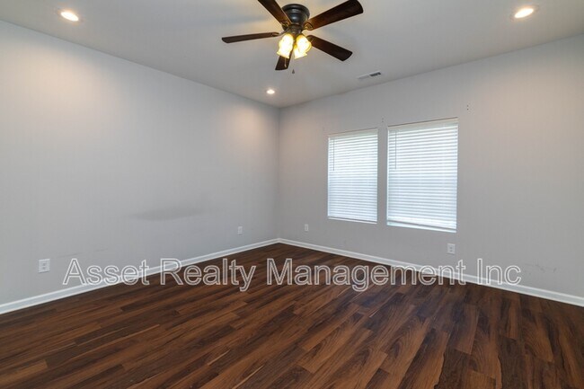 Building Photo - 619 Midlake Dr NE