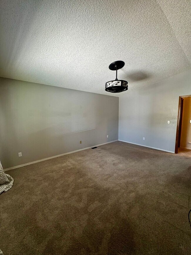 Building Photo - 3 Bedroom Tri-level in Briargate