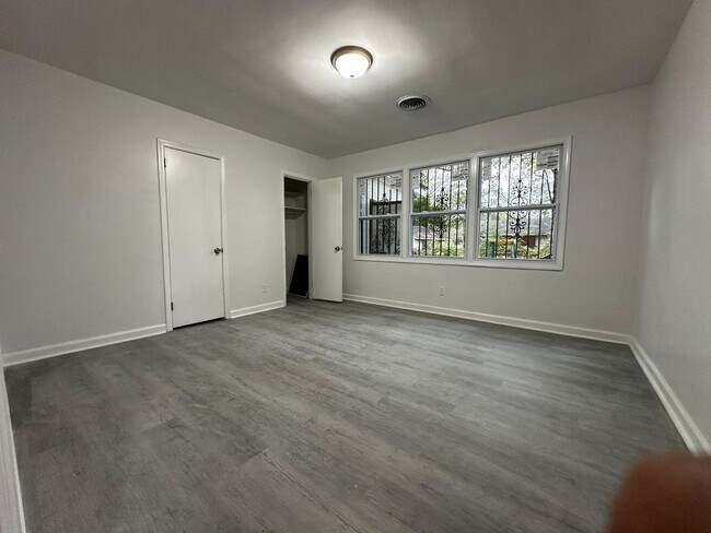 Building Photo - Spacious 5 Bed / 2 Bath home