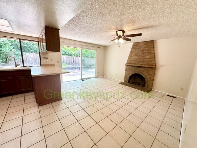 Building Photo - Gorgeous 4 Bedroom 2 Bath with Fully Fence...