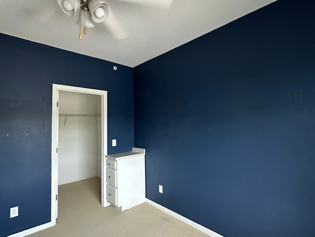 Building Photo - 3 Bedroom Apartment Style Condo in West De...