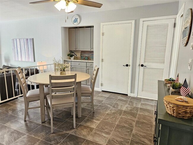 Building Photo - 1555 Tarpon Center Dr