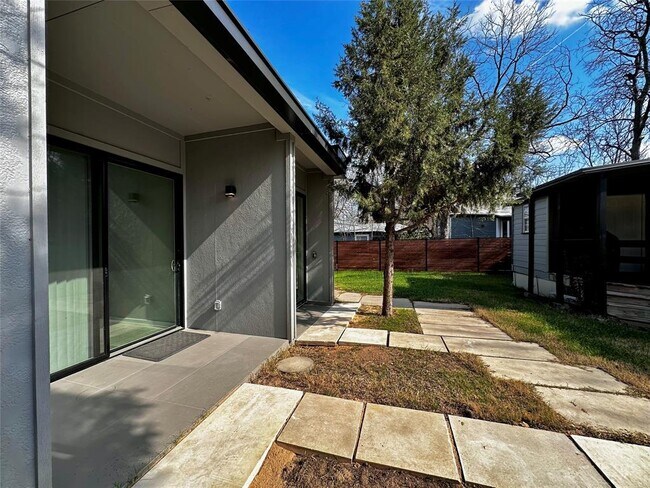 Building Photo - 914 E 39th St