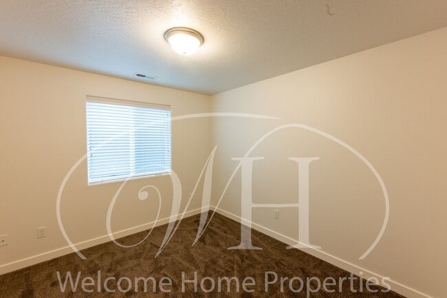 Building Photo - Single Story 3 Bedroom Home with Gas Fireplace and Covered Patio