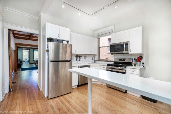 Building Photo - 5121 S Ellis Ave