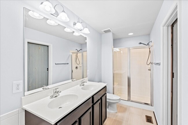 Building Photo - Commuter Friendly 3 Bed 3.5 Bath Townhome