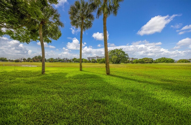 Building Photo - 2850 N Palm Aire Dr