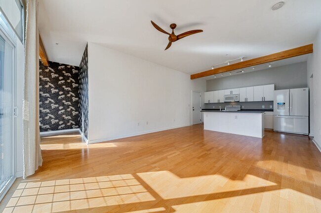 Building Photo - Downtown Durham 1bd/1ba Top Floor Corner Unit Condo!