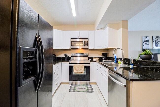 Building Photo - 450 Palm Cir W