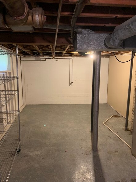 Building Photo - 308 Village Dr
