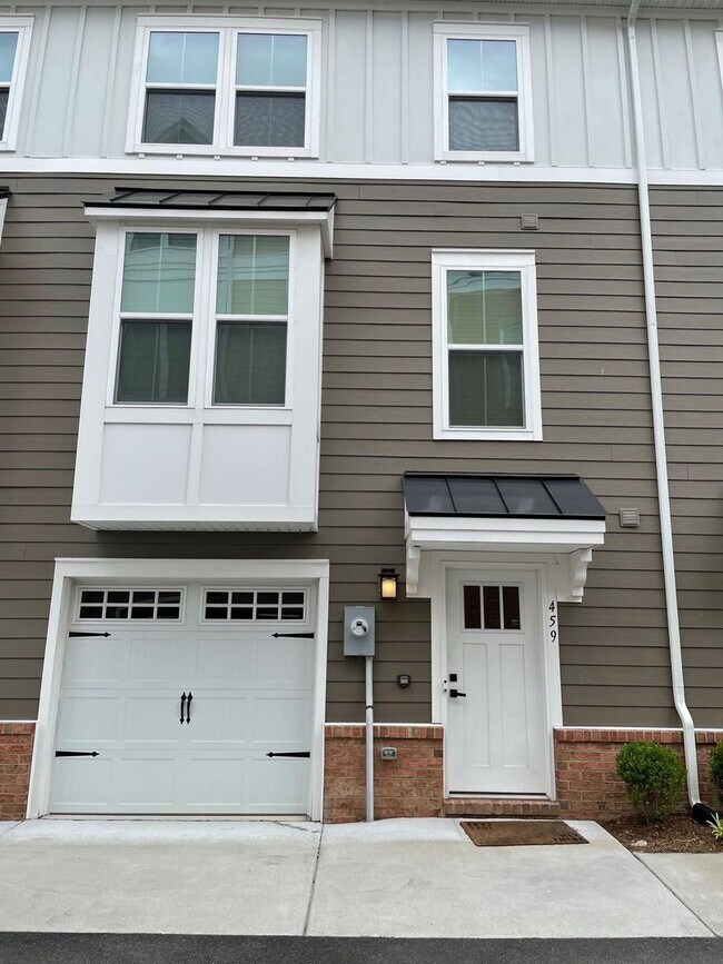 Primary Photo - Welcome to our 3 Bedroom Townhome in Norfo...