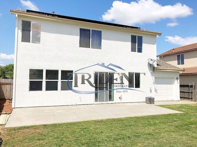Building Photo - 4 bedroom, 2 ½ bath SOLAR home