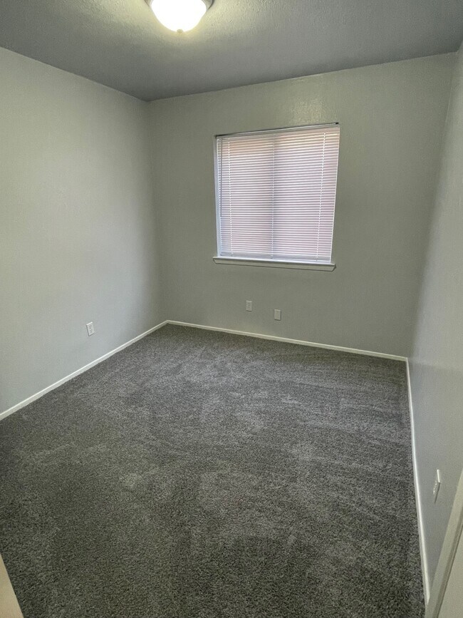 Building Photo - 738 E Oates Rd