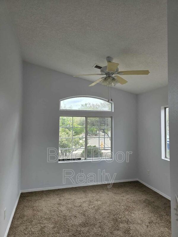 Building Photo - 6244 Vaughn Dr NE
