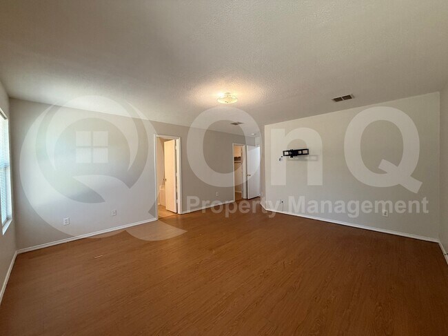 Building Photo - 4240 Hunters Creek Dr