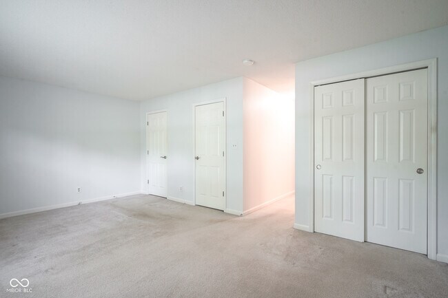 Building Photo - 10924 Lakeshore Dr W