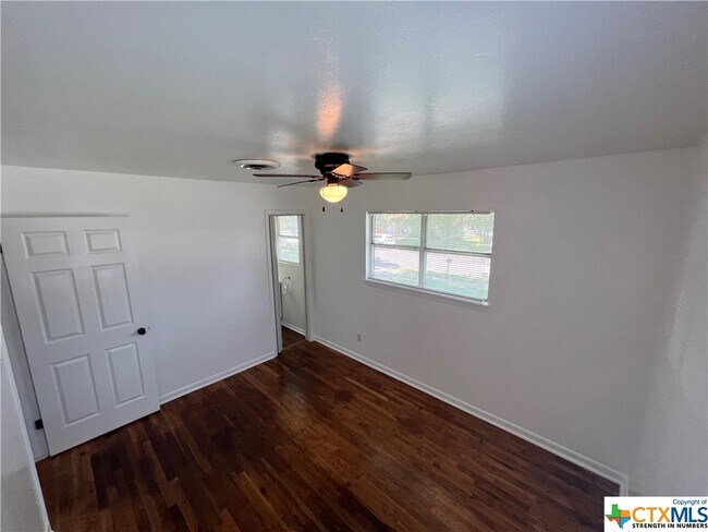 Building Photo - 208 Easy St