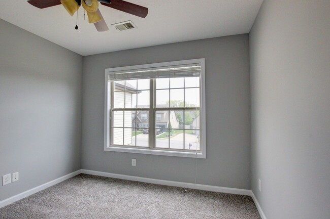 Building Photo - --AVAILABLE NOW! MOVE-IN READY!!!