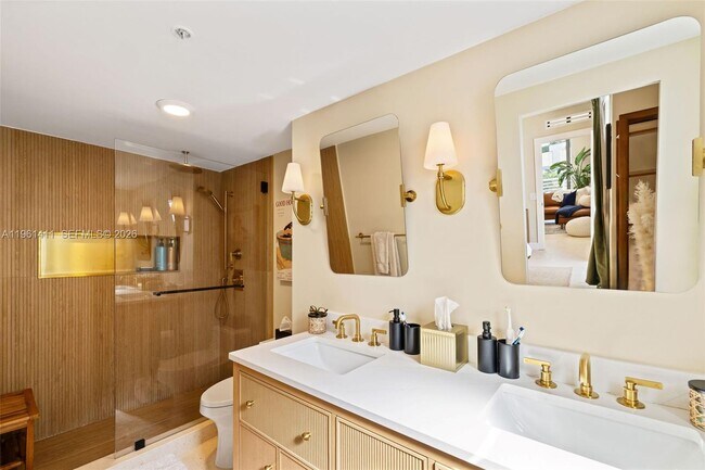 Building Photo - 1402 Brickell Bay Dr