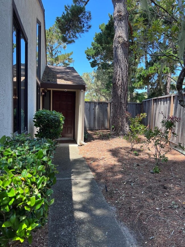 Building Photo - Fully-furnished Sleek 2-bedroom, 2-bathroo...