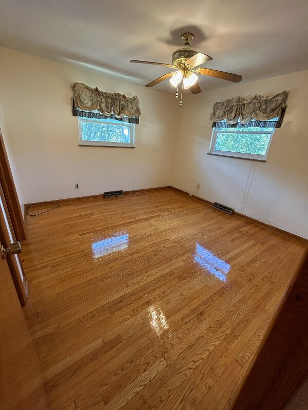 Building Photo - 1801 Oakwood Dr