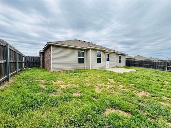 Building Photo - 4 bed/2 bath newer construction in prime location in Claremore!