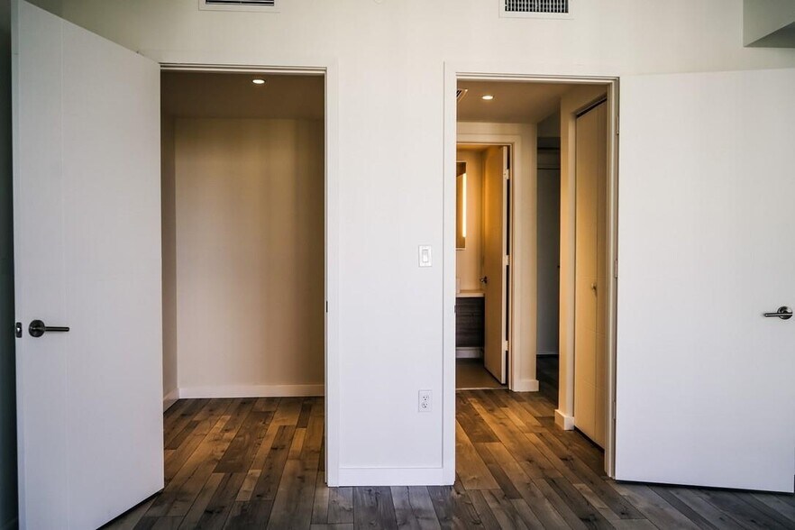 Building Photo - 1010 SW 2nd Ave