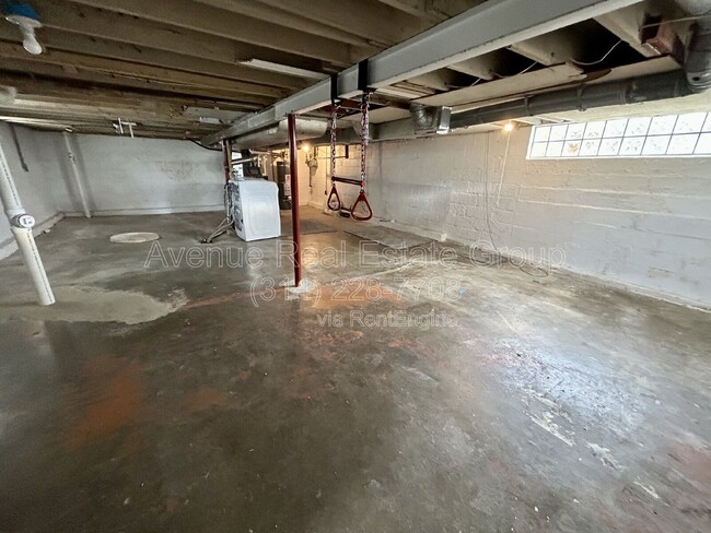 Building Photo - 9215 Meadowbrook Ln