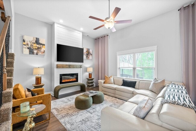 Building Photo - Modern 6-Bedroom Home with Open Layout & S...