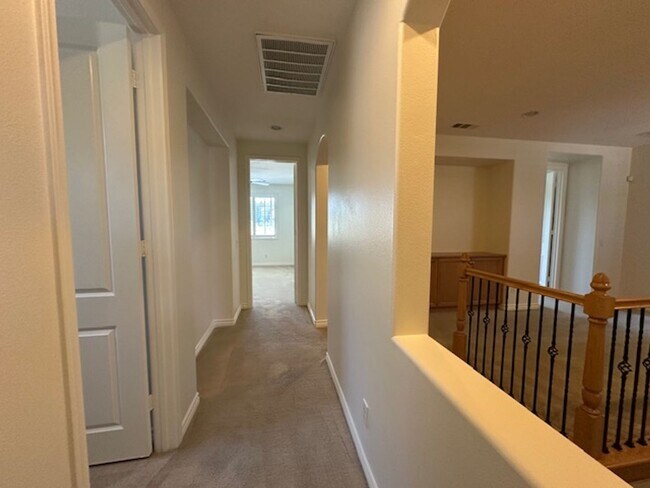 Building Photo - Stunning Executive home with loads of cust...