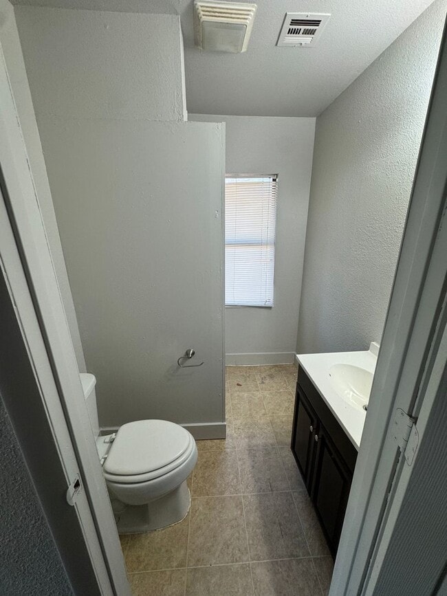 Building Photo - Cozy Three Bedroom House for Rent!