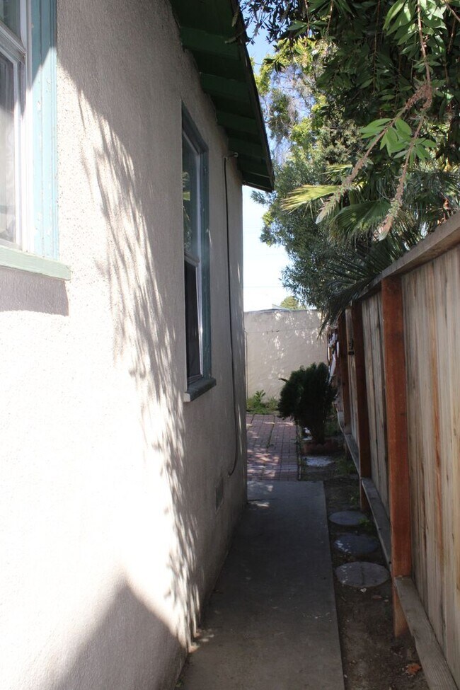 Building Photo - Updated One Bedroom, One Bathroom Duplex n...