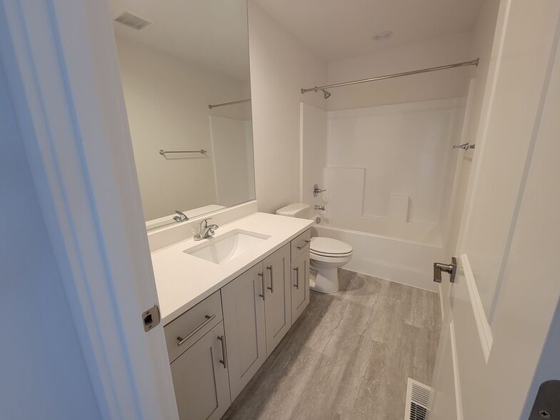Building Photo - 2744 Woodfern Ln