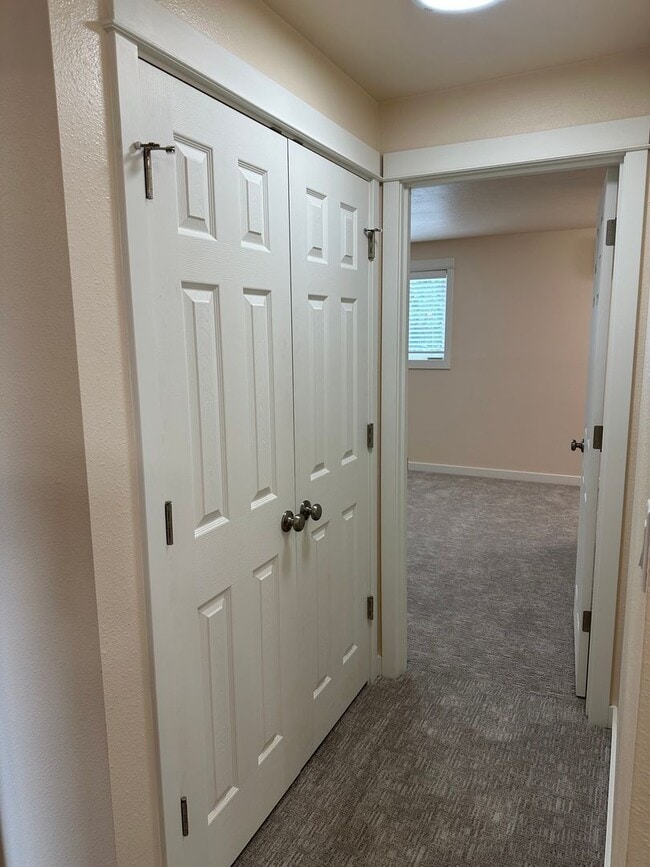 Building Photo - Beautifully updated 3 bedroom 1.5 bath dup...